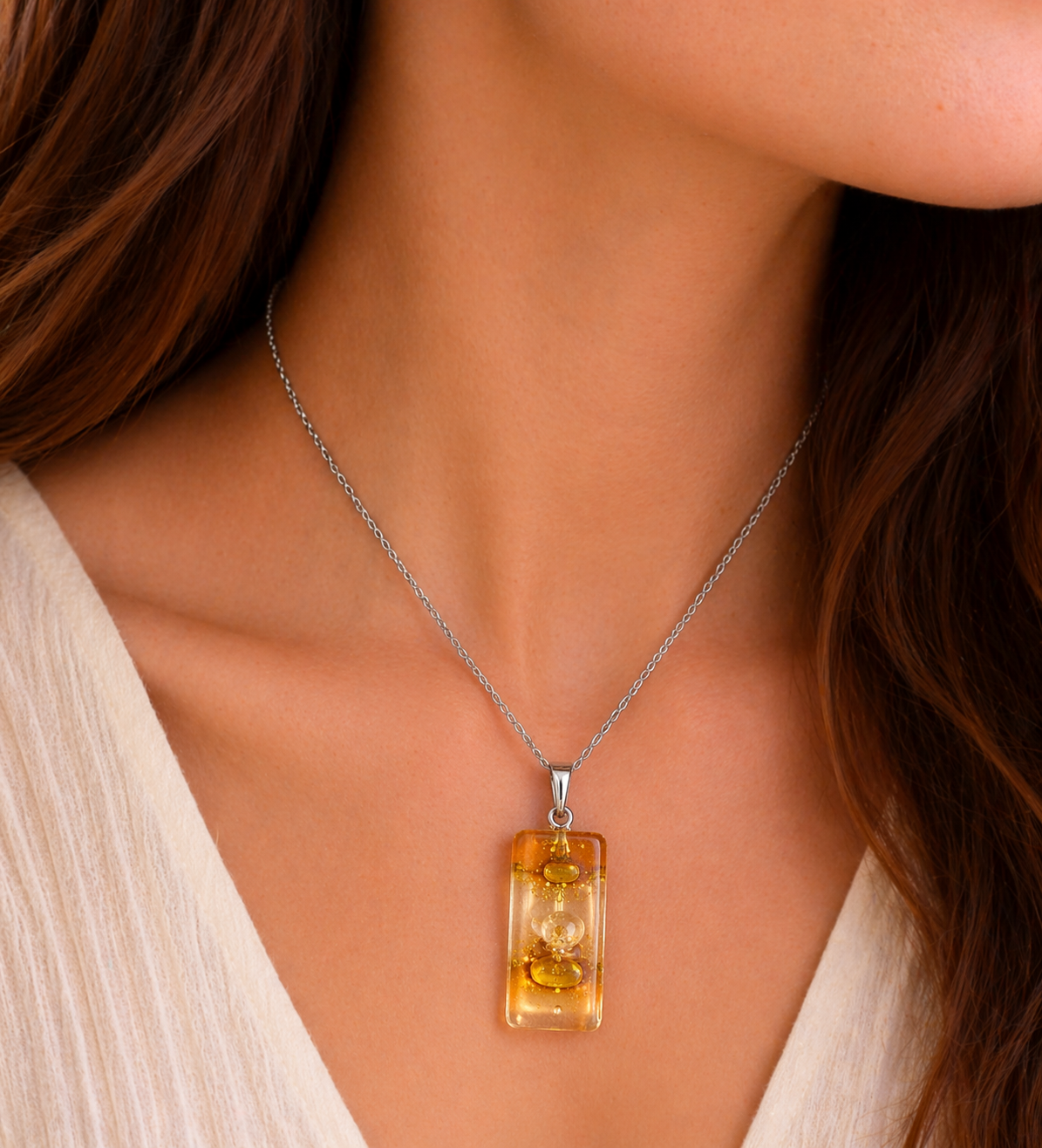 Pendientes de vidrio pintado a mano en tonos ámbar y dorado – diseño rectangular artesanal