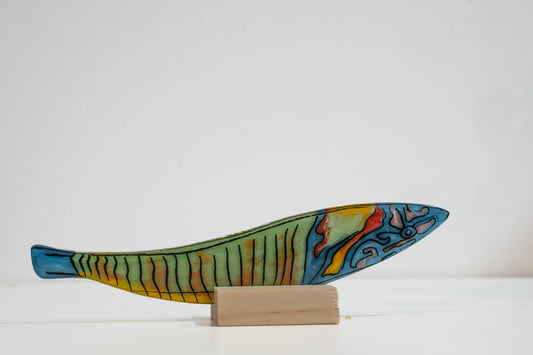Escultura de vidrio con pez mediterráneo “Fredi” pintado a mano – decoración marina artesanal
