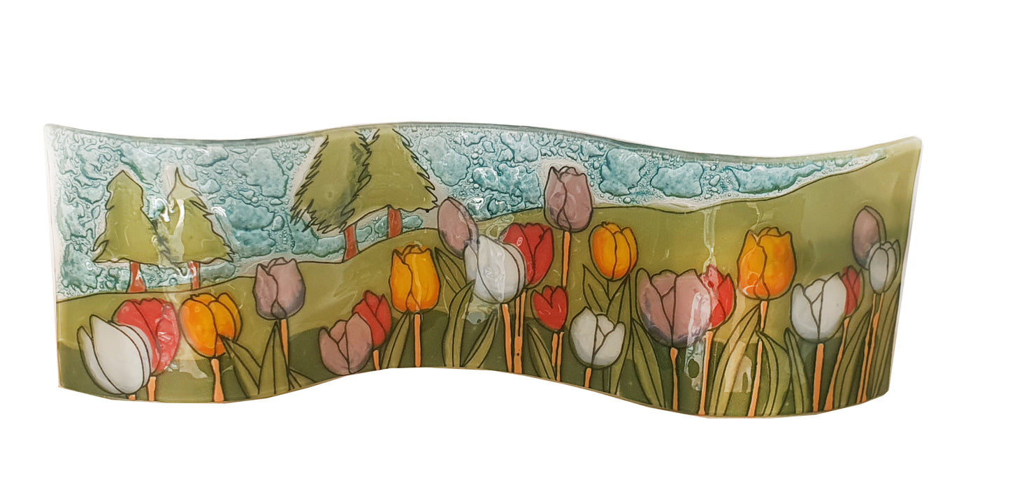 Detalle de flores pintadas a mano en cristal sostenible