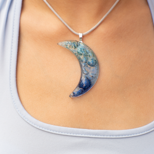 Pendientes de vidrio pintado a mano turquesa – diseño en forma de luna estilo marino elegante