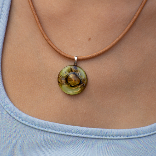 Pendientes de vidrio pintado a mano verde oliva y dorado – diseño orgánico elegante