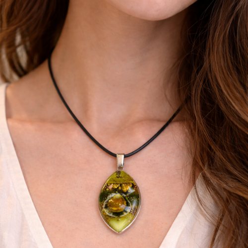 Pendientes de vidrio pintado a mano verde oliva y dorado – diseño en forma de lágrima elegante