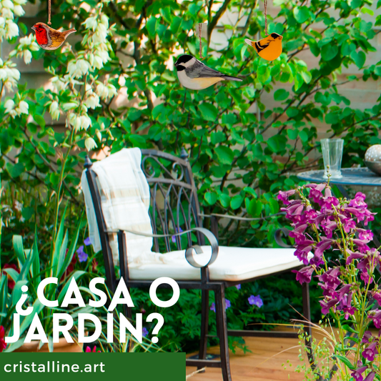 Herrerillos de cristal decorativos colgados en jardin