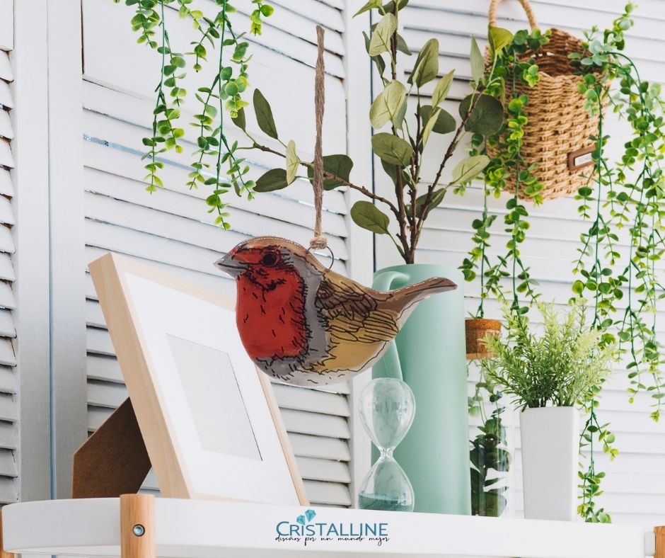 Pájaro de vidrio reciclado.
