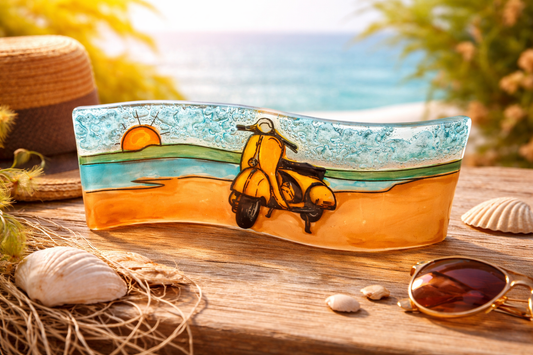 Escultura de vidrio con scooter vintage en la playa al atardecer – decoración luminosa artesanal para el hogar o regalo original