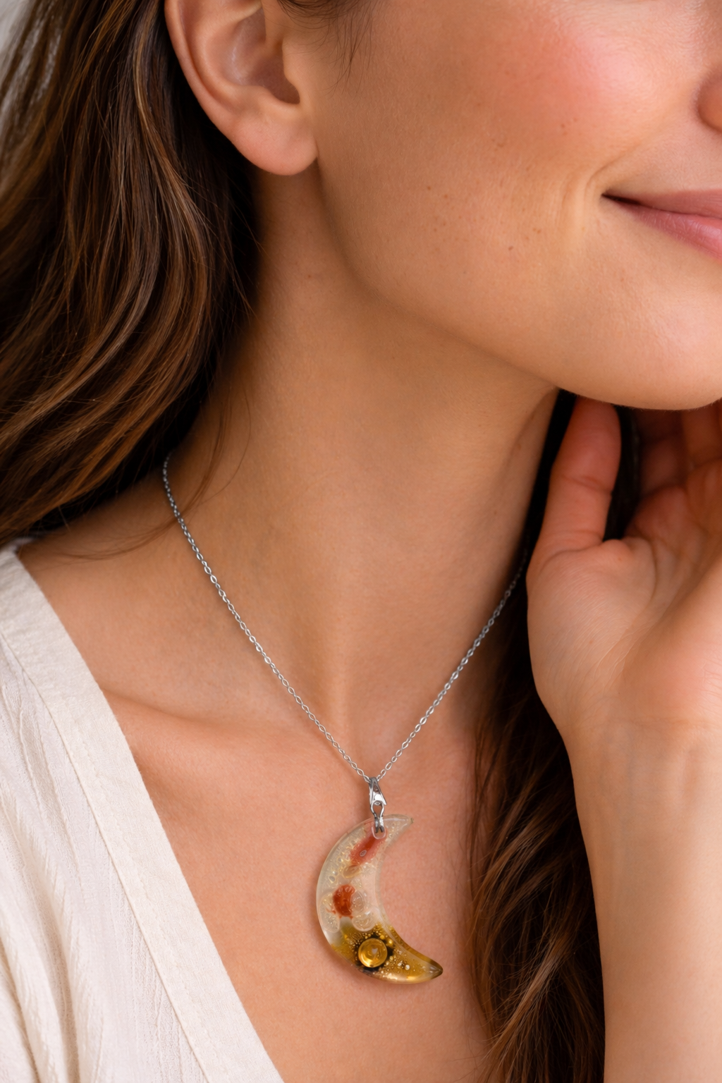 Pendientes de vidrio pintado a mano ámbar y dorado – diseño en forma de luna elegante