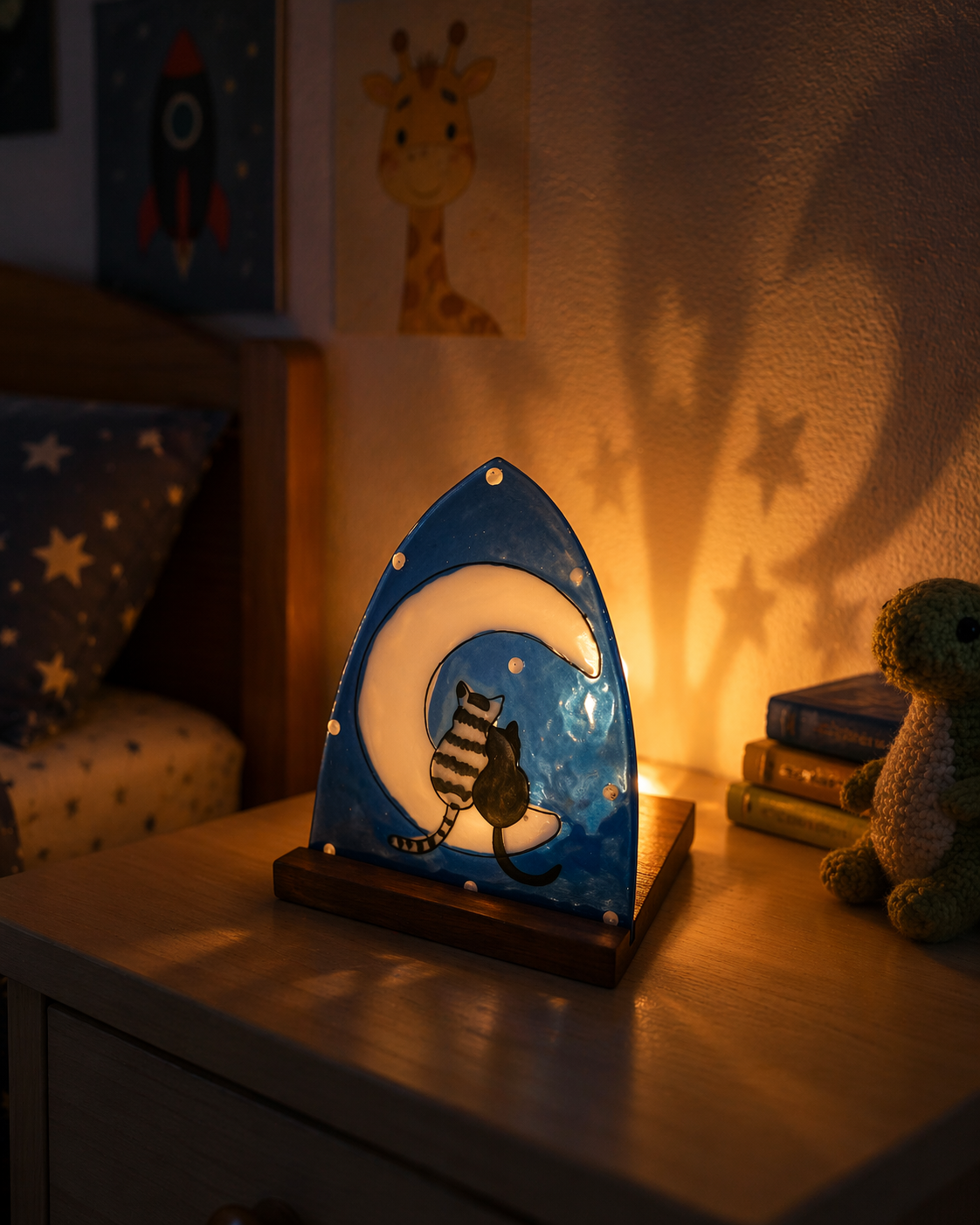 Escultura de vidrio con gatos y luna – decoración artesanal con luz para hogar o regalo especial