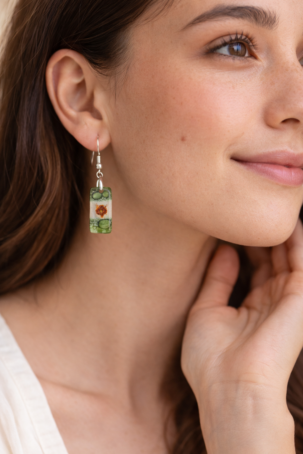 Pendientes de vidrio pintado a mano verde y dorado – diseño botánico elegante para regalo