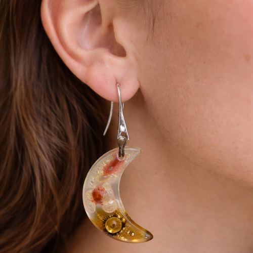 Pendientes de vidrio pintado a mano ámbar y dorado – diseño en forma de luna elegante