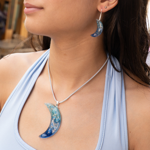 Pendientes de vidrio pintado a mano turquesa – diseño en forma de luna estilo marino elegante