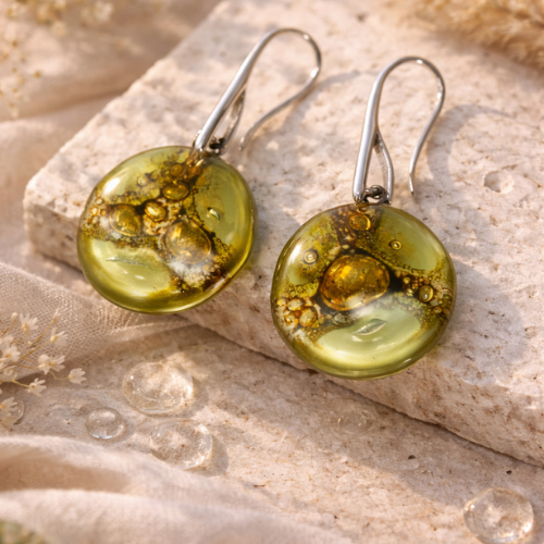 Pendientes de vidrio pintado a mano verde oliva y dorado – diseño orgánico elegante