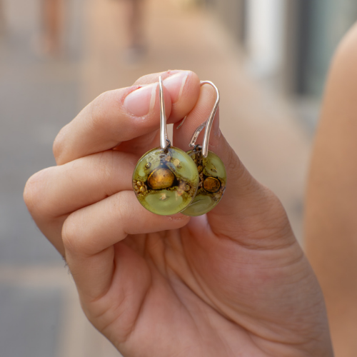 Pendientes de vidrio pintado a mano verde oliva y dorado – diseño orgánico elegante