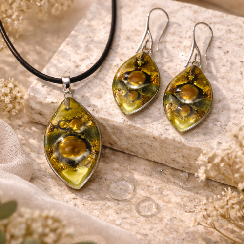 Pendientes de vidrio pintado a mano verde oliva y dorado – diseño en forma de lágrima elegante