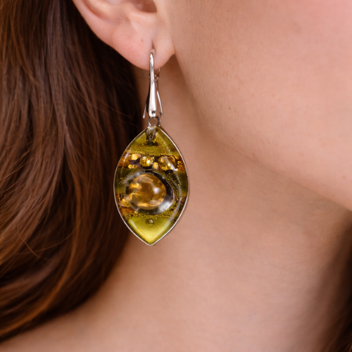 Pendientes de vidrio pintado a mano verde oliva y dorado – diseño en forma de lágrima elegante
