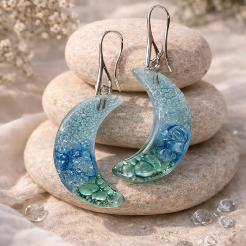 Pendientes de vidrio pintado a mano turquesa – diseño en forma de luna estilo marino elegante