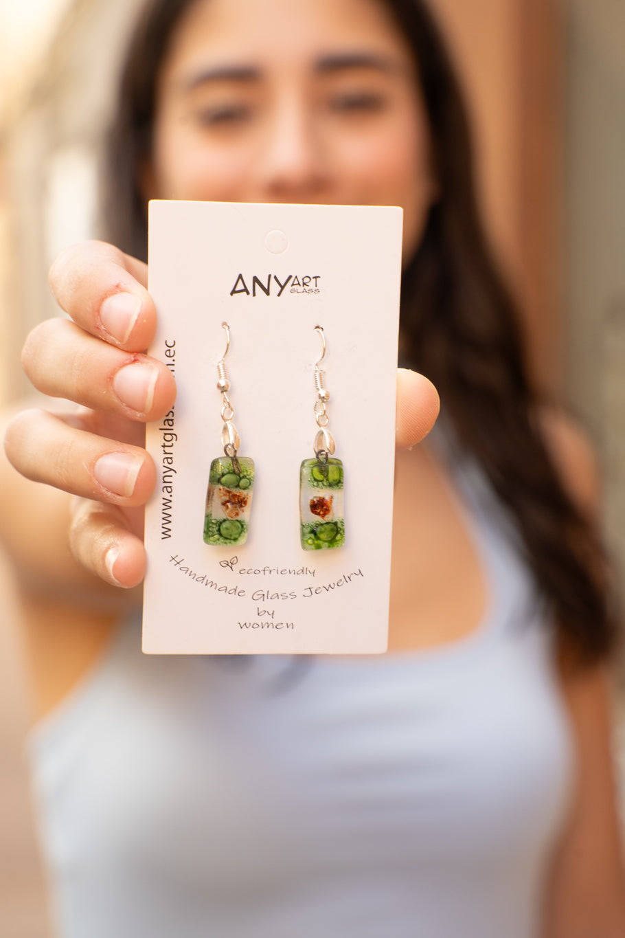 Pendientes de vidrio pintado a mano verde y dorado – diseño botánico elegante para regalo