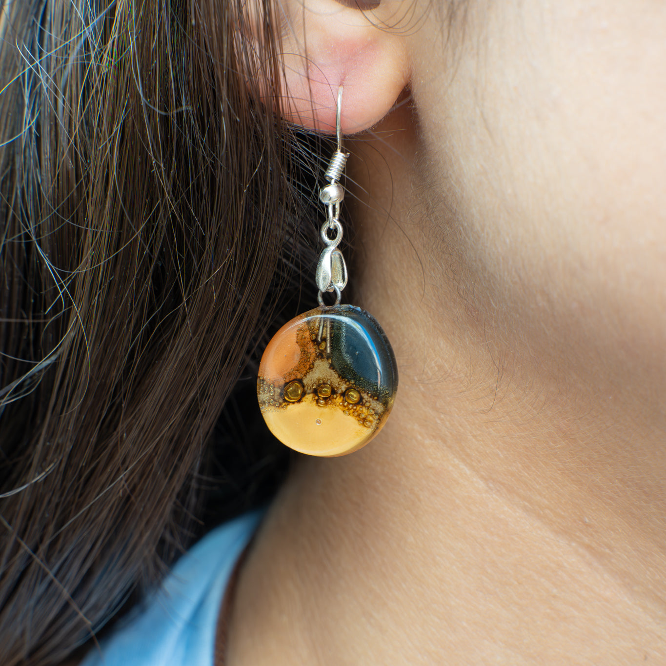Pendientes de vidrio pintado a mano ámbar y dorado – diseño orgánico elegante