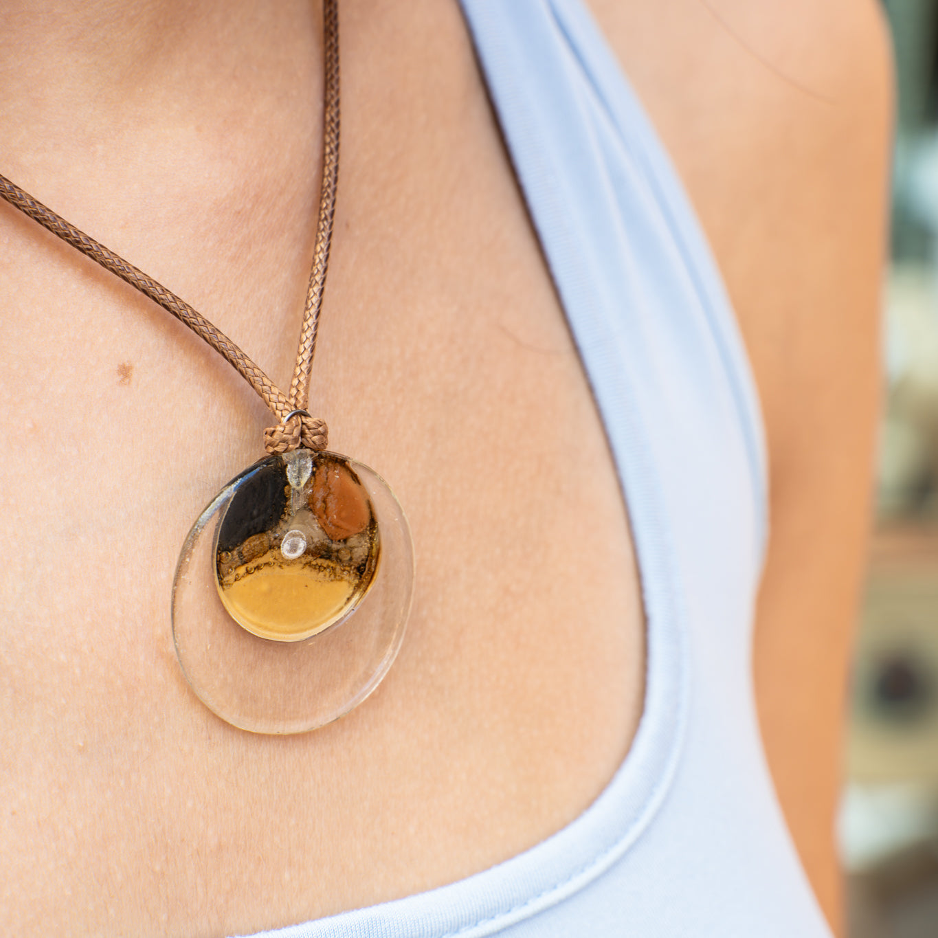 Pendientes de vidrio pintado a mano ámbar y dorado – diseño orgánico elegante