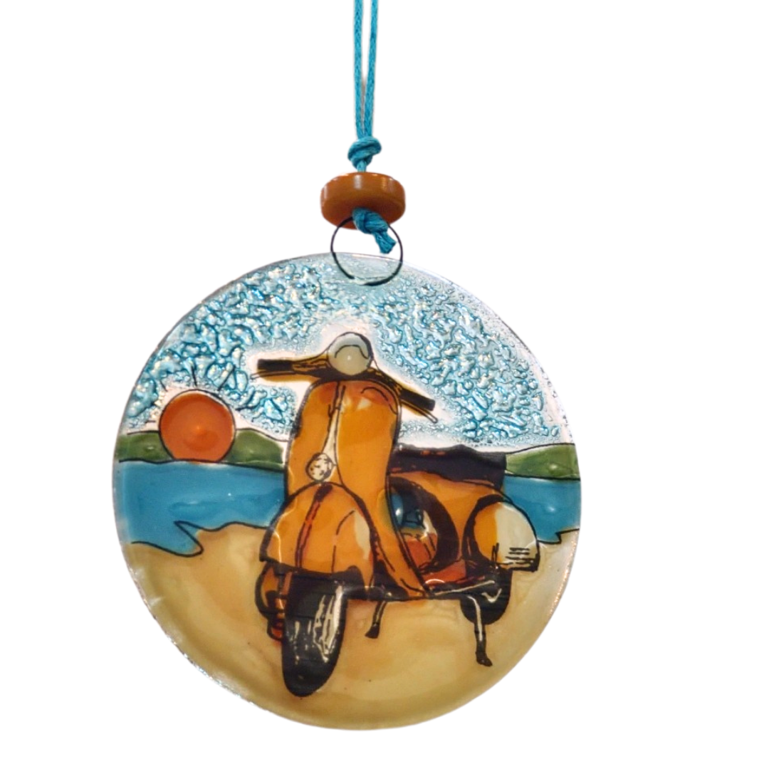 Ornamentos Atrapasol de cristal de Vitrofusión "Motores Retro" - Decoración Vintage Vespa, Escarabajo y Caravana