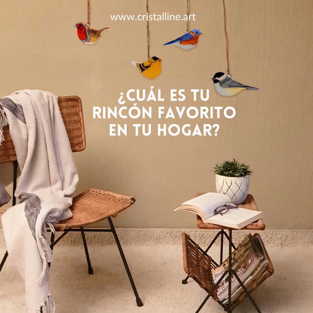 Pájaros de cristal pintados a mano decorando un patio