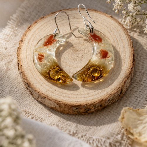 Pendientes de vidrio pintado a mano ámbar y dorado – diseño en forma de luna elegante